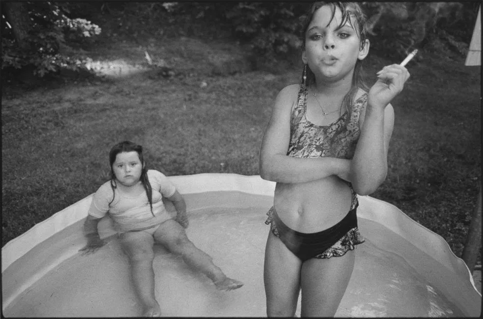 Amanda et sa cousine Amy dans une piscine gonflable, Valdese, 1990, par Mary Ellen Mark
