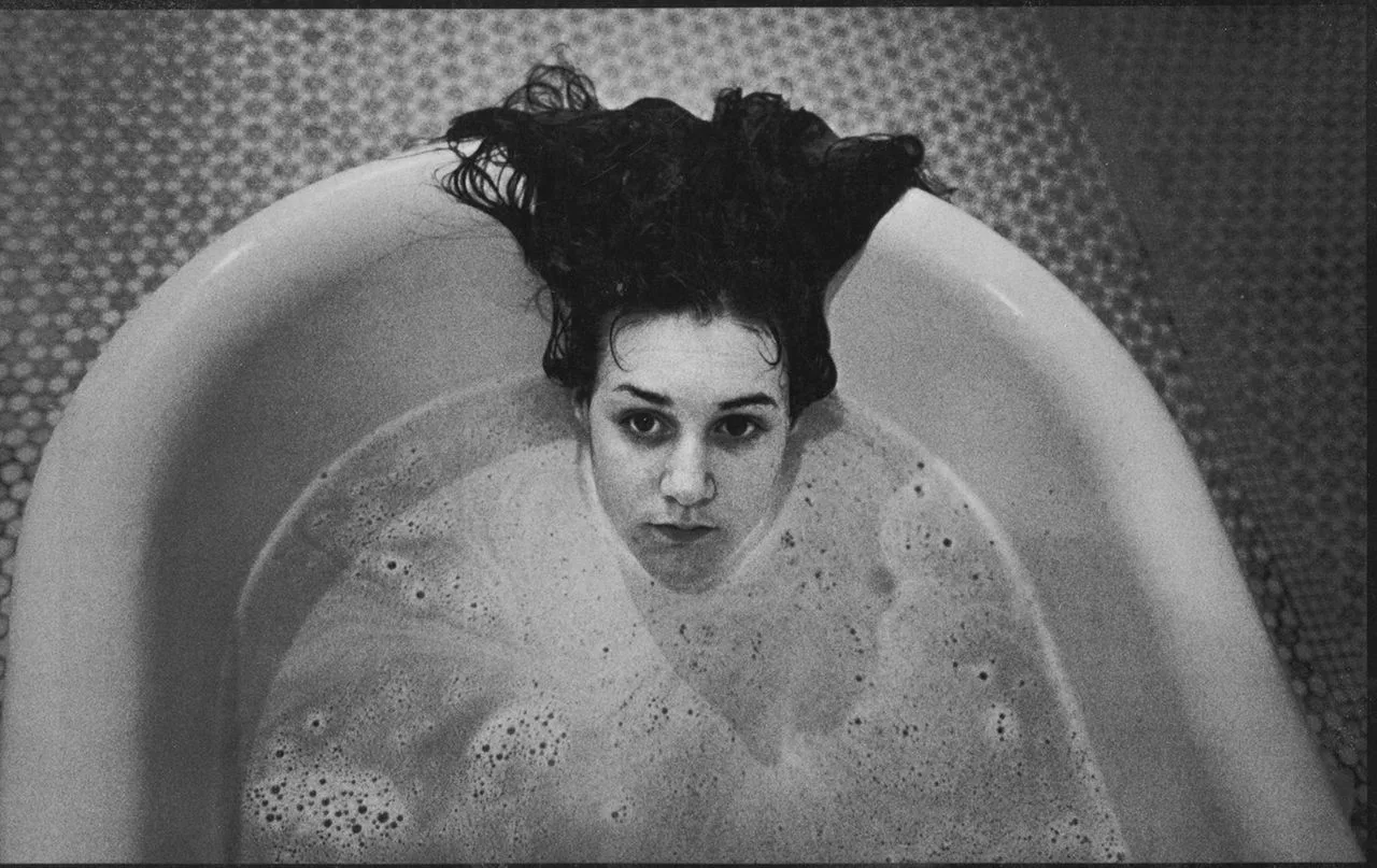 Laurie dans la baignoire, Ward 81, Oregon State Hospital, 1976, par Mary Ellen Mark