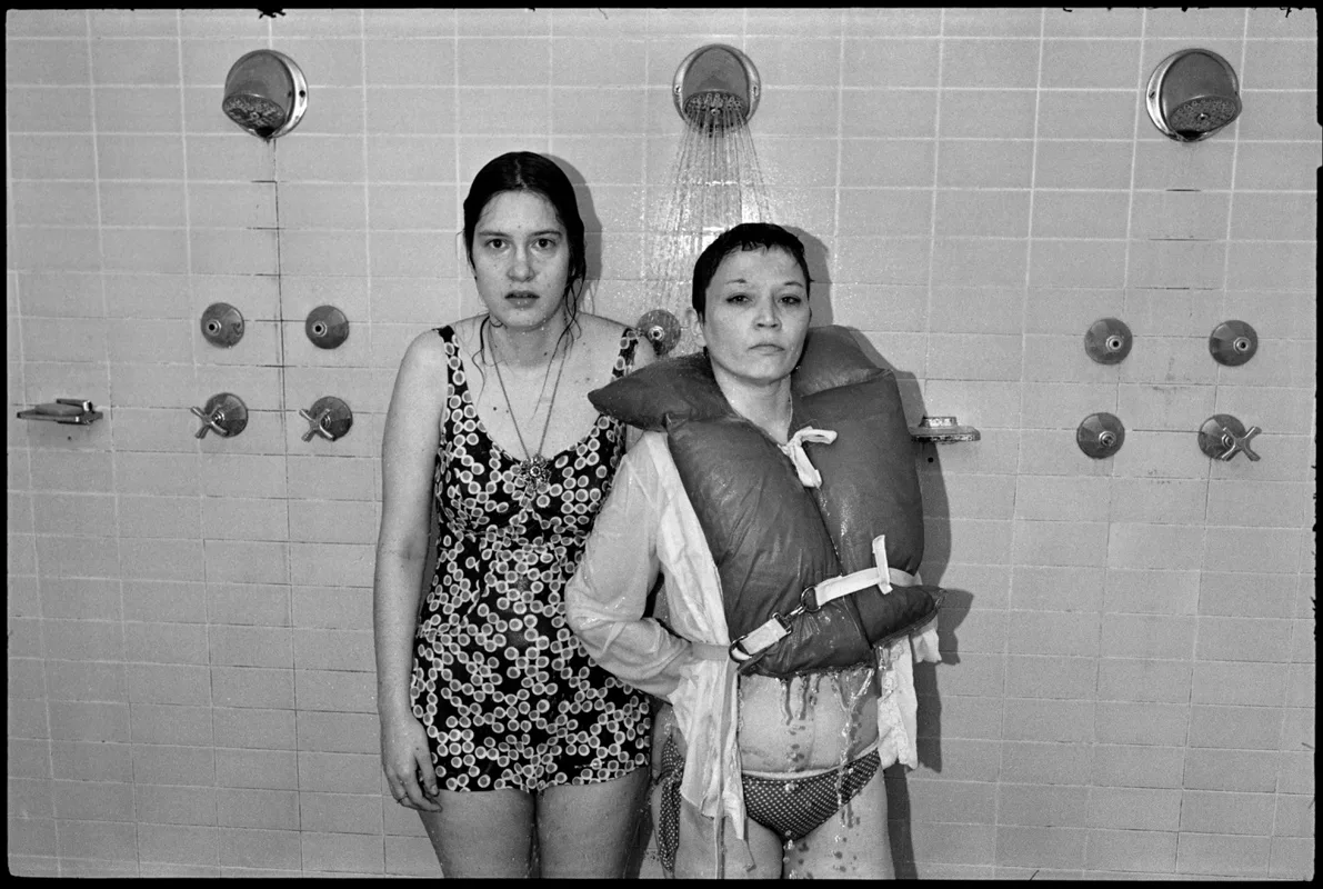 Deux patientes dans la salle de douches, Ward 81, Oregon State Hospital, 1976, par Mary Ellen Mark