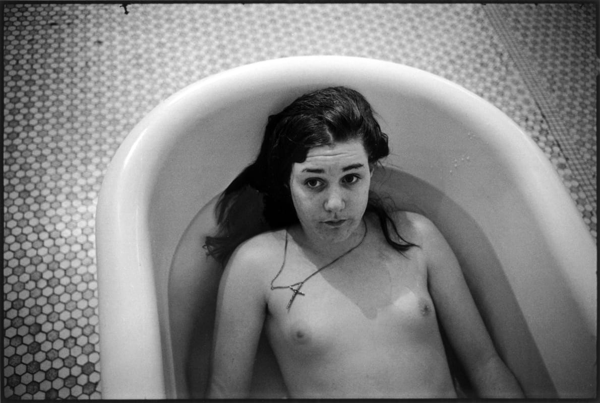 Une patiente dans la baignoire, Ward 81, Oregon State Hospital, 1976, par Mary Ellen Mark