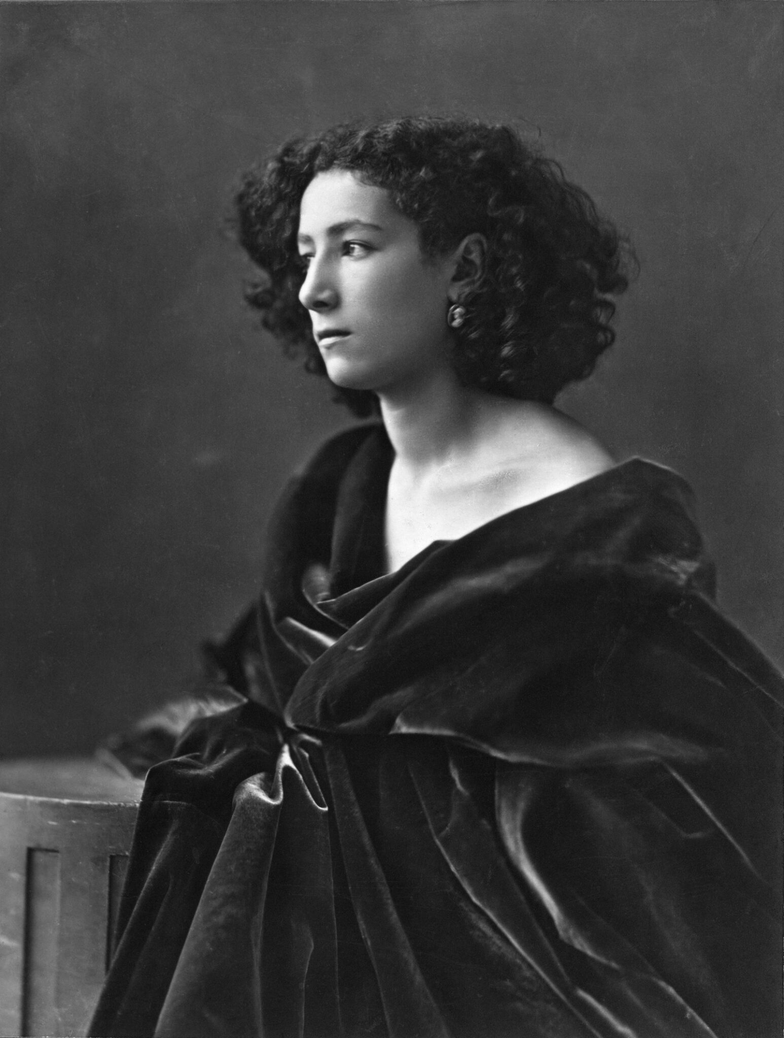 Portrait de Sarah Bernhardt jeune, epaules nues drapees de velours, par Nadar en 1864