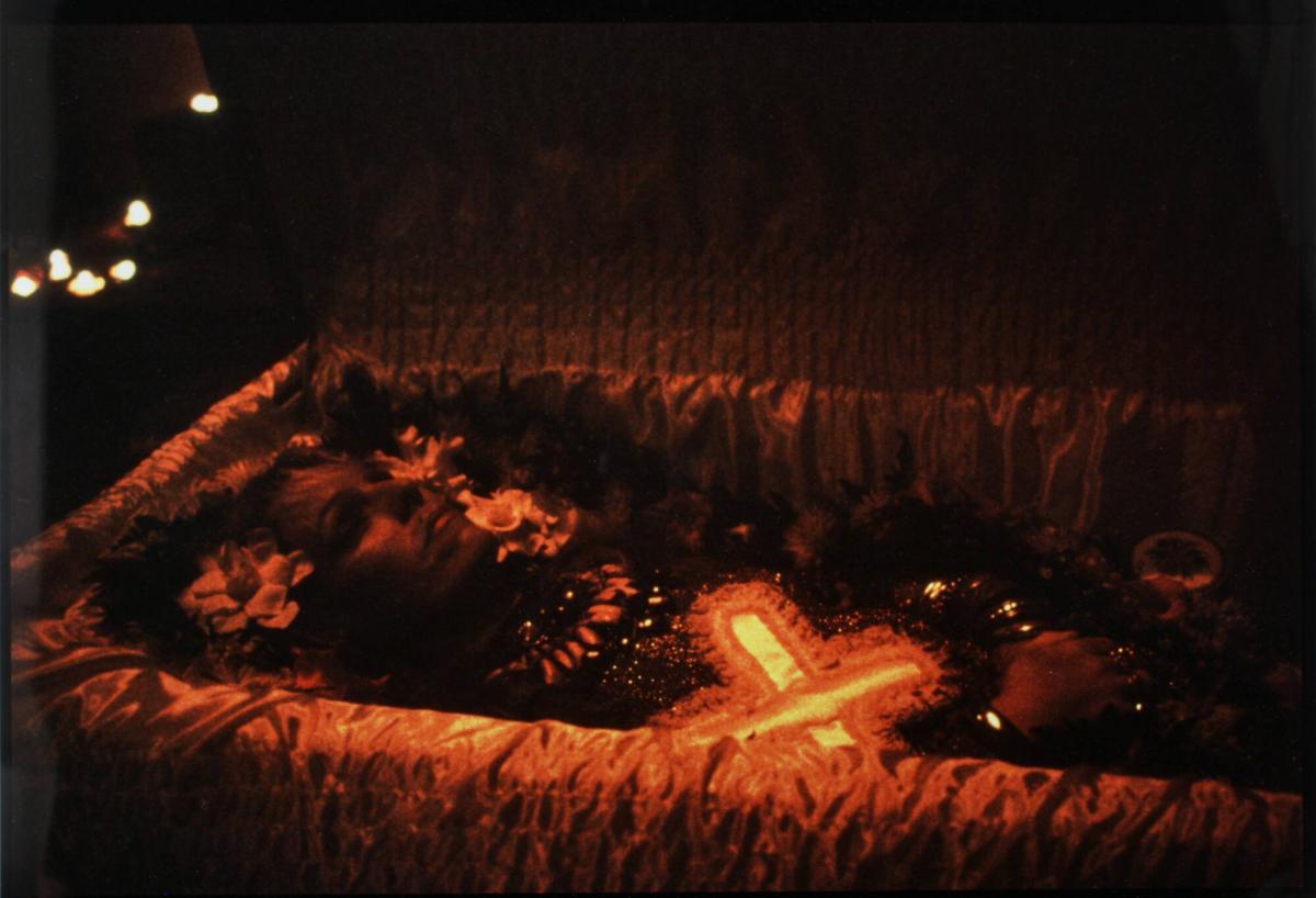Nan Goldin, Cookie Mueller dans son cercueil, New York, 1989