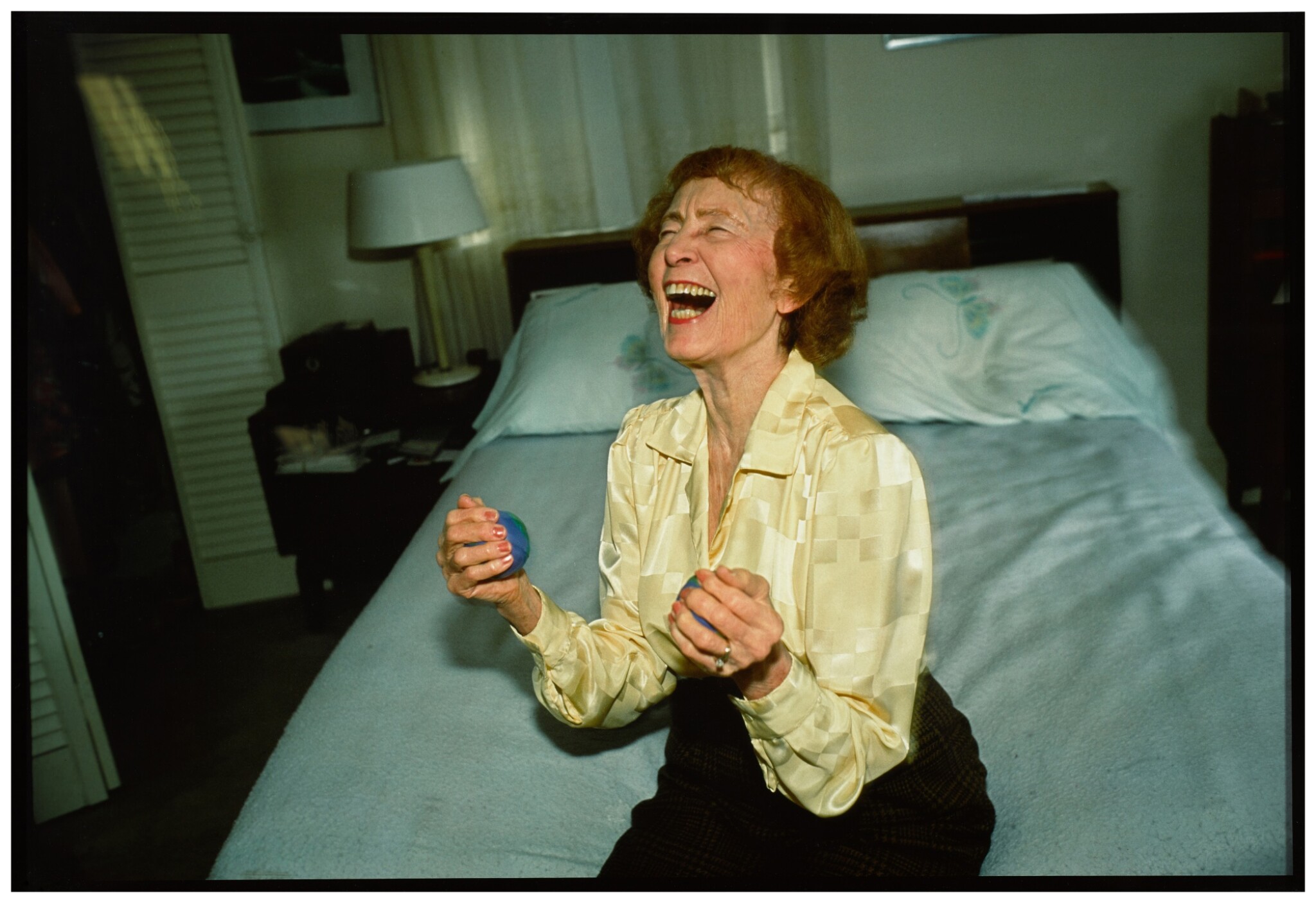 Nan Goldin, sa mère Lilian riant, Swampscott, 1996