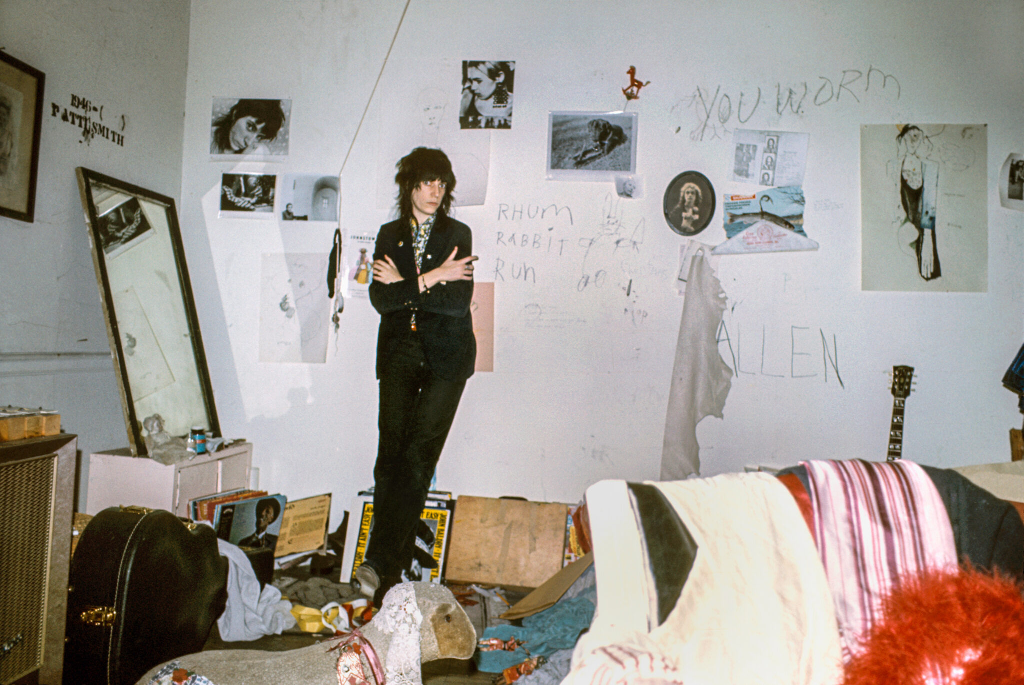 Patti Smith dans la chambre du Chelsea Hotel, 1970. Les murs couverts d’images découpées : la matière première des collages.