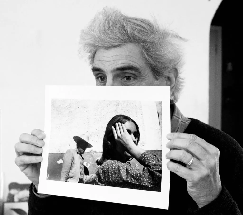 Bernard Plossu chez lui, portrait par Henri Ka