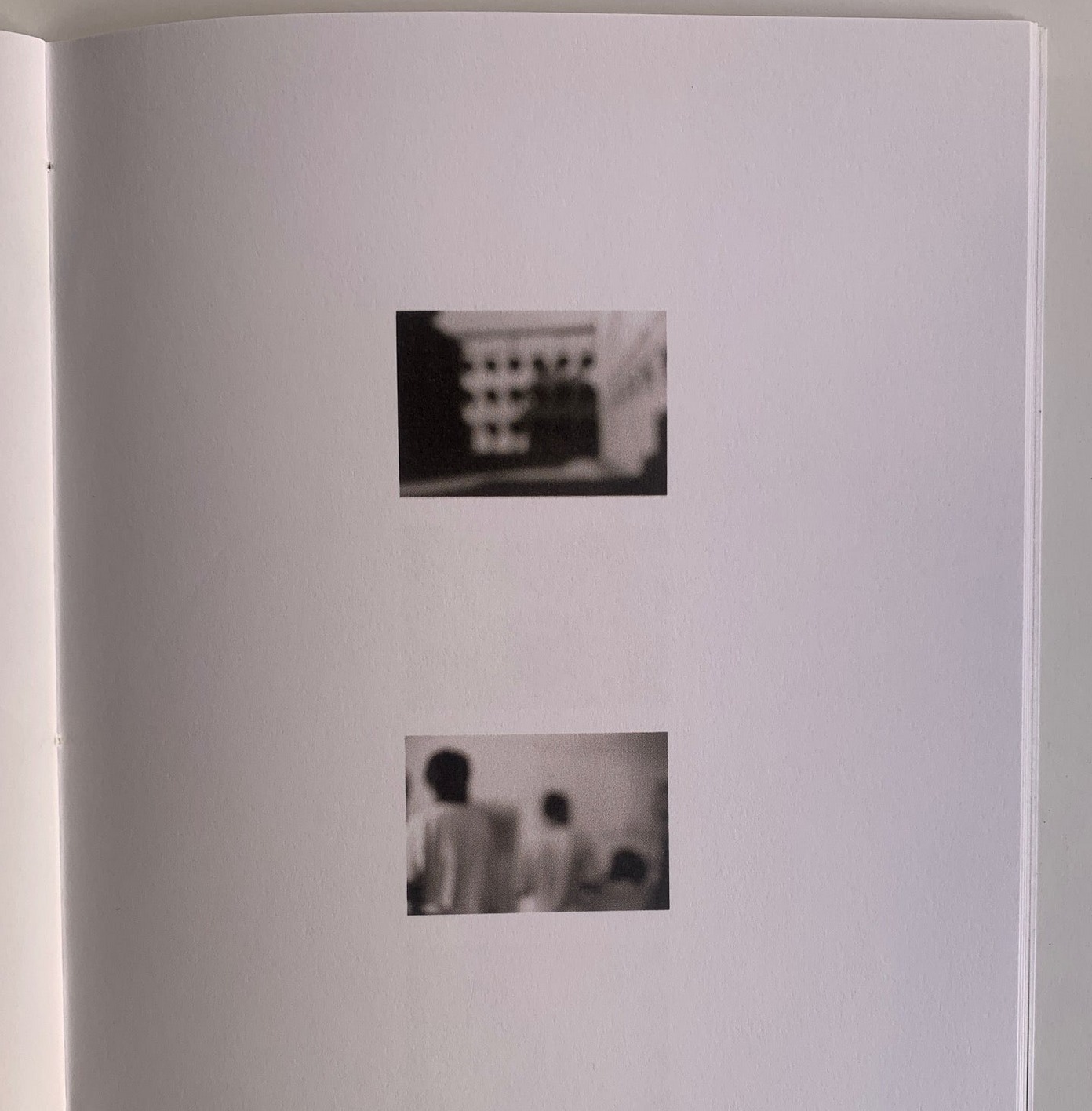 Page du zine Nettement Flou de Bernard Plossu : deux photographies floues imprimées en tout petit