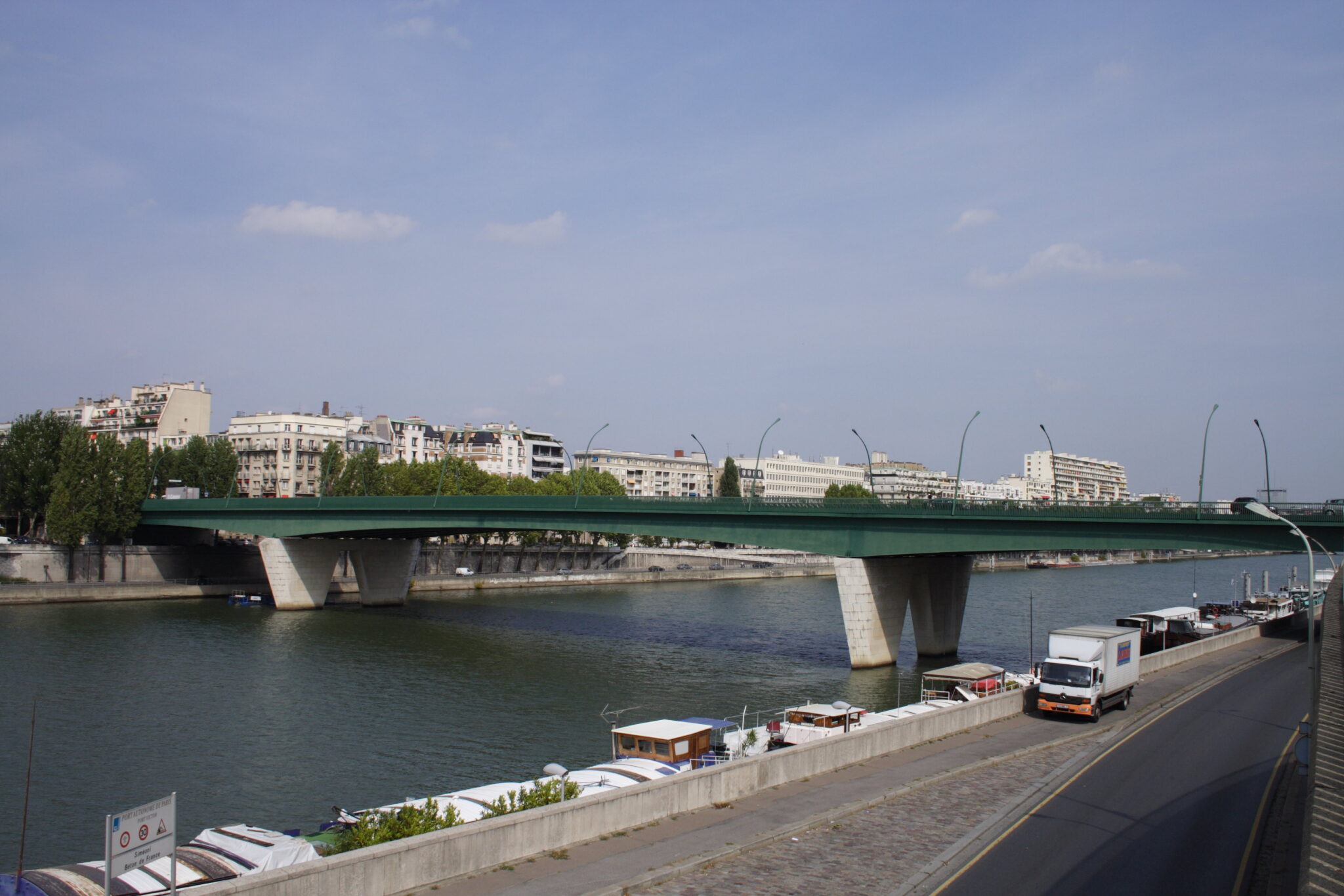 Le pont du Garigliano à Paris, où Sophie Calle a installé Le Téléphone