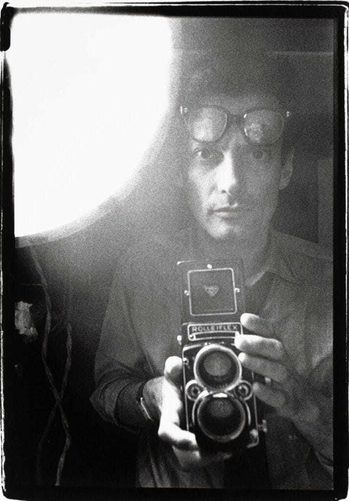Richard Avedon en autoportrait, un Rolleiflex dans les mains