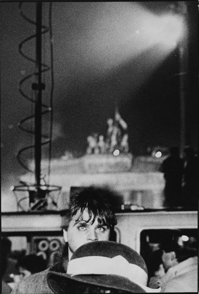 Berlinois devant la porte de Brandebourg le soir du Nouvel An 1989, par Richard Avedon