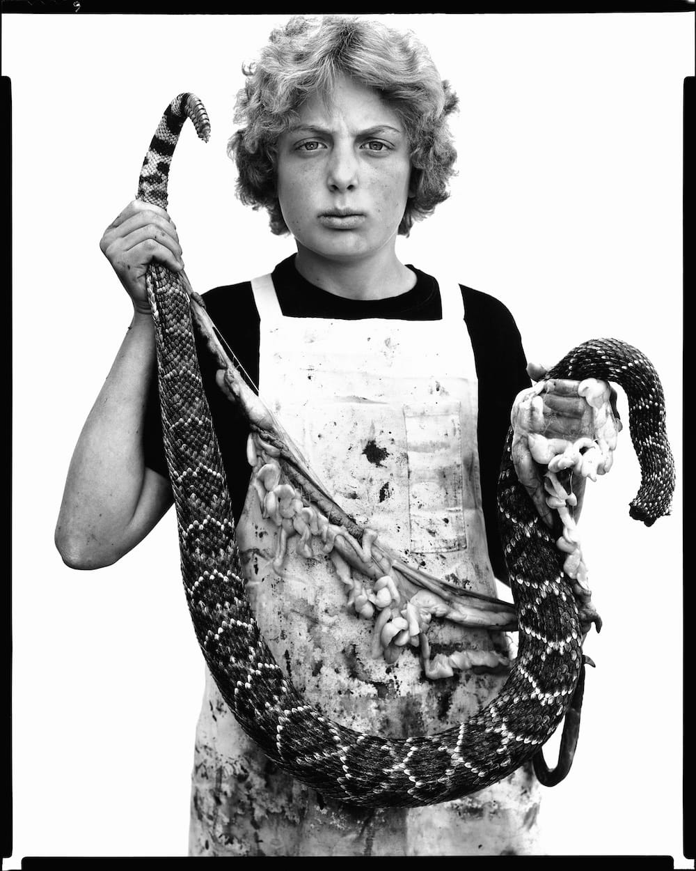 Boyd Fortin, treize ans, tablier ensanglanté, tenant un serpent à sonnette écorché, portrait de Richard Avedon