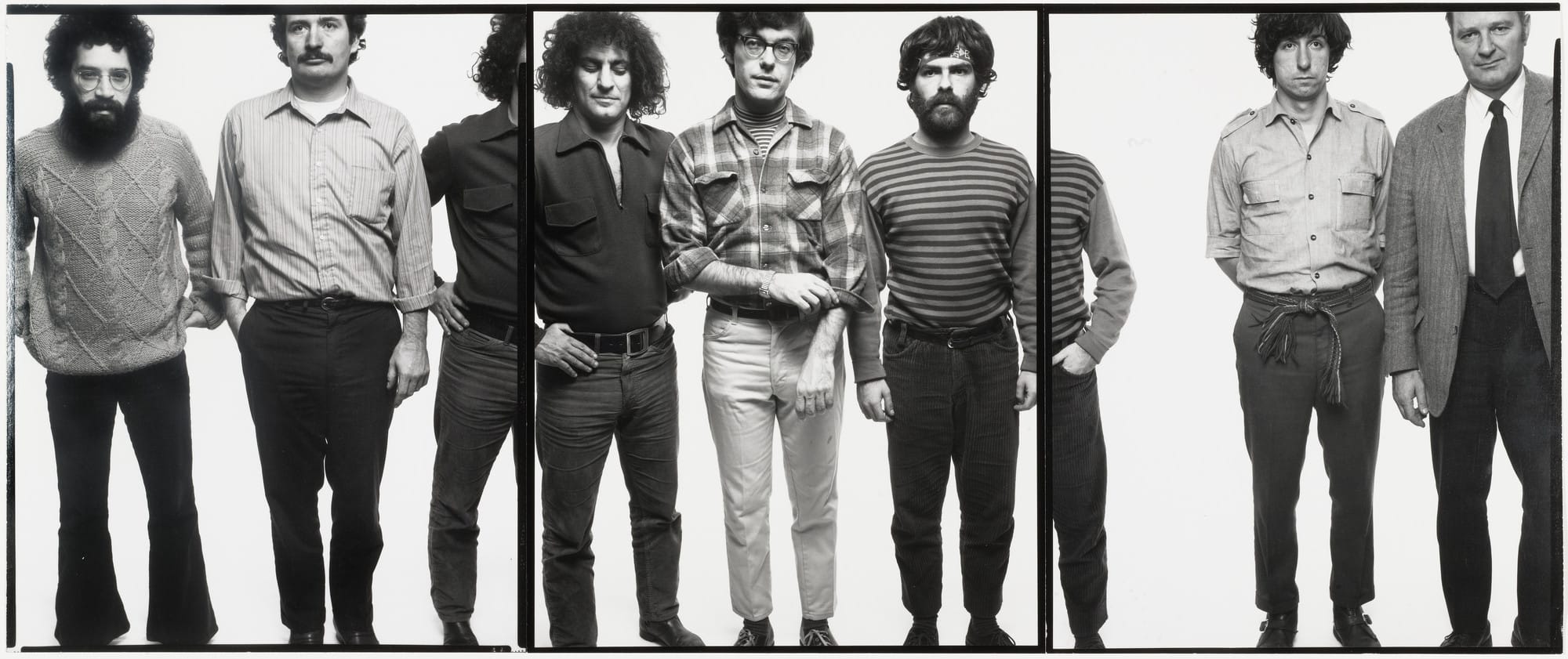Les sept accusés du procès de Chicago alignés en trois panneaux sur fond blanc, murale de Richard Avedon, 1969