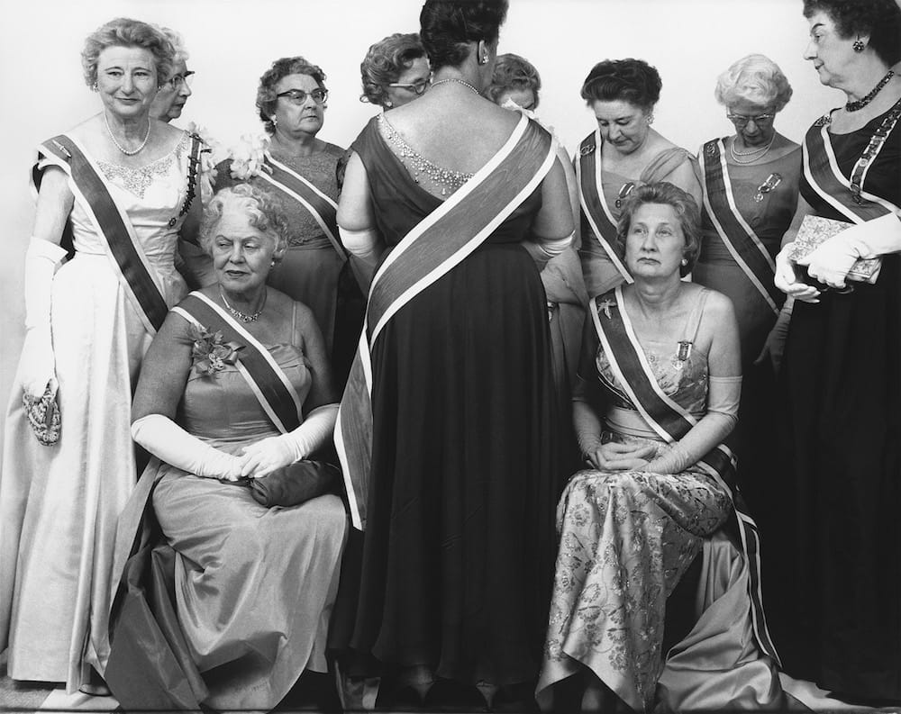 Groupe de femmes en tenue de gala et rang de perles, congrès des Daughters of the American Revolution, par Richard Avedon