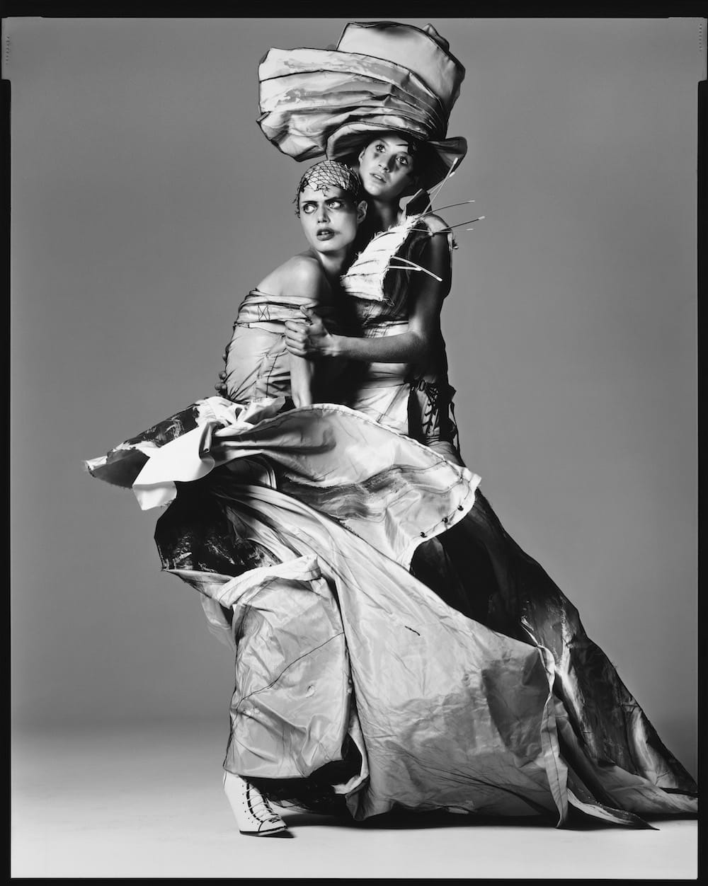 Deux mannequins en Dior Couture photographiées par Richard Avedon