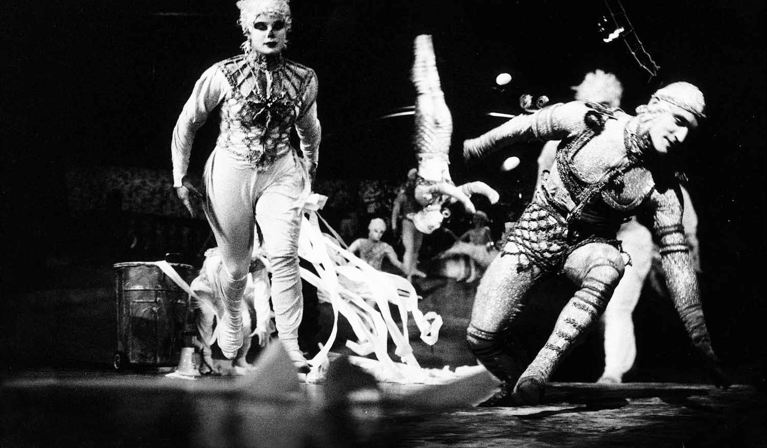 Les frères Lev en scène, en costumes, dans un décor sombre