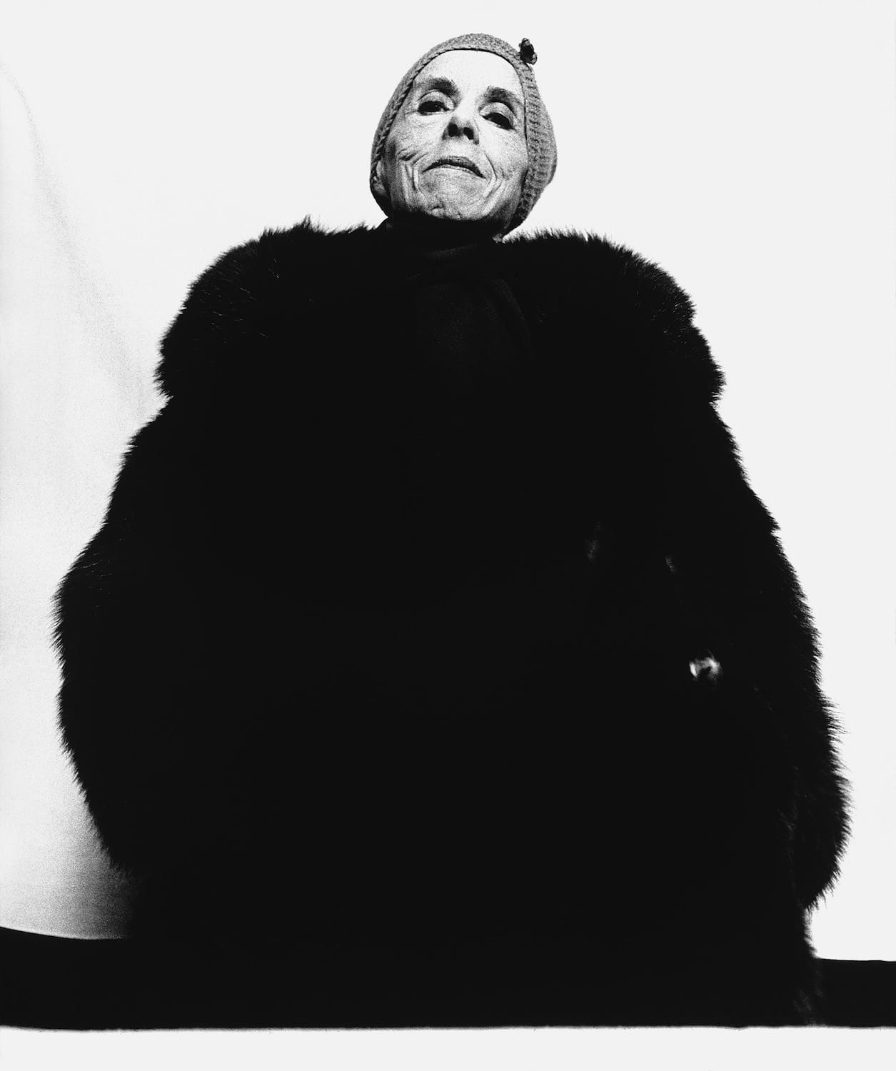 Portrait de Karen Blixen, dite Isak Dinesen, visage émacié et col de fourrure, par Richard Avedon