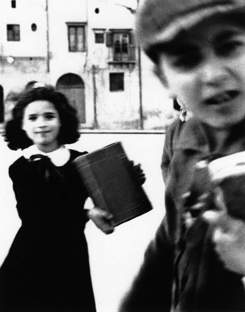 Scène de rue à Rome photographiée par Richard Avedon en 1946