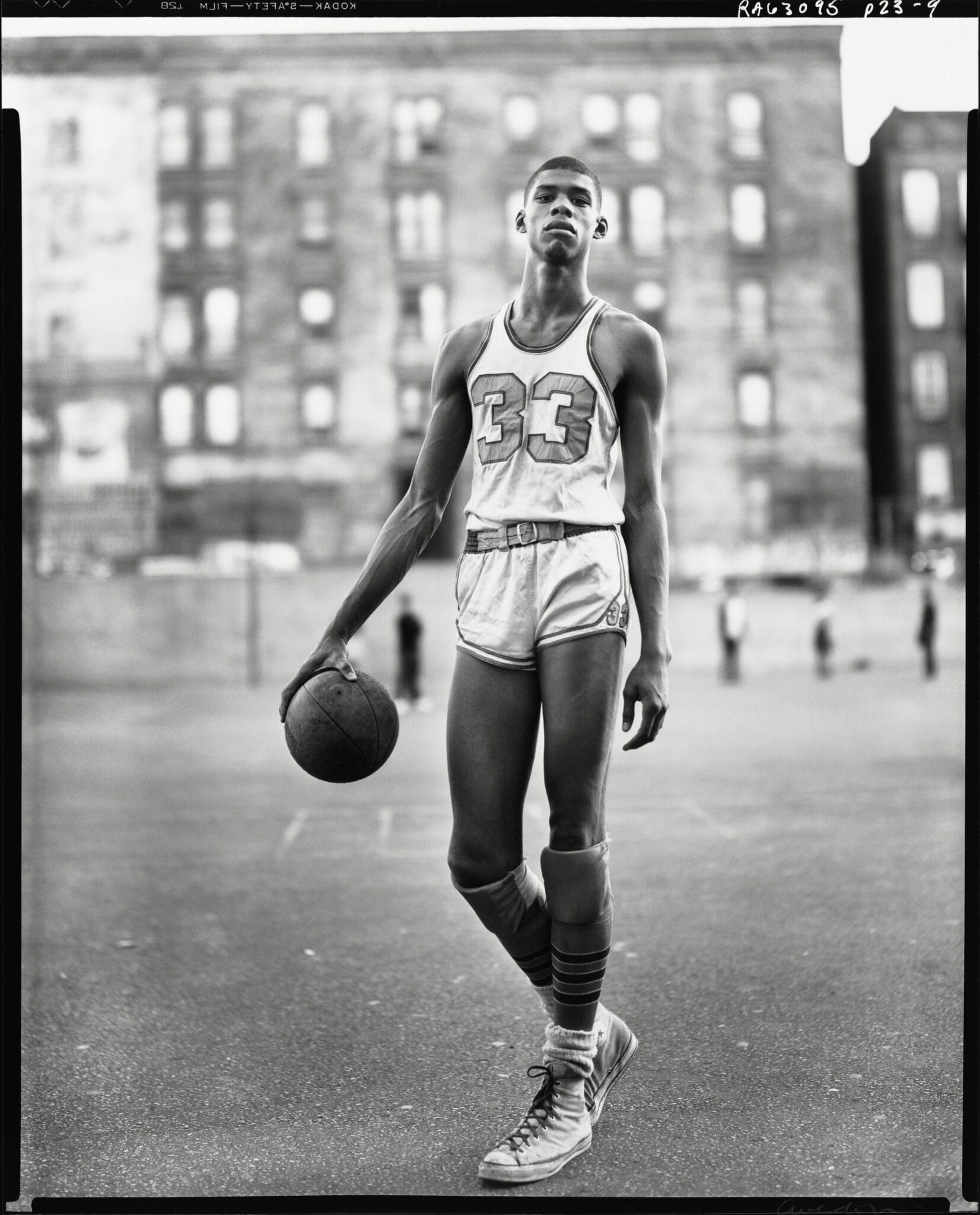 Portrait du futur Kareem Abdul-Jabbar adolescent dans la rue, par Richard Avedon