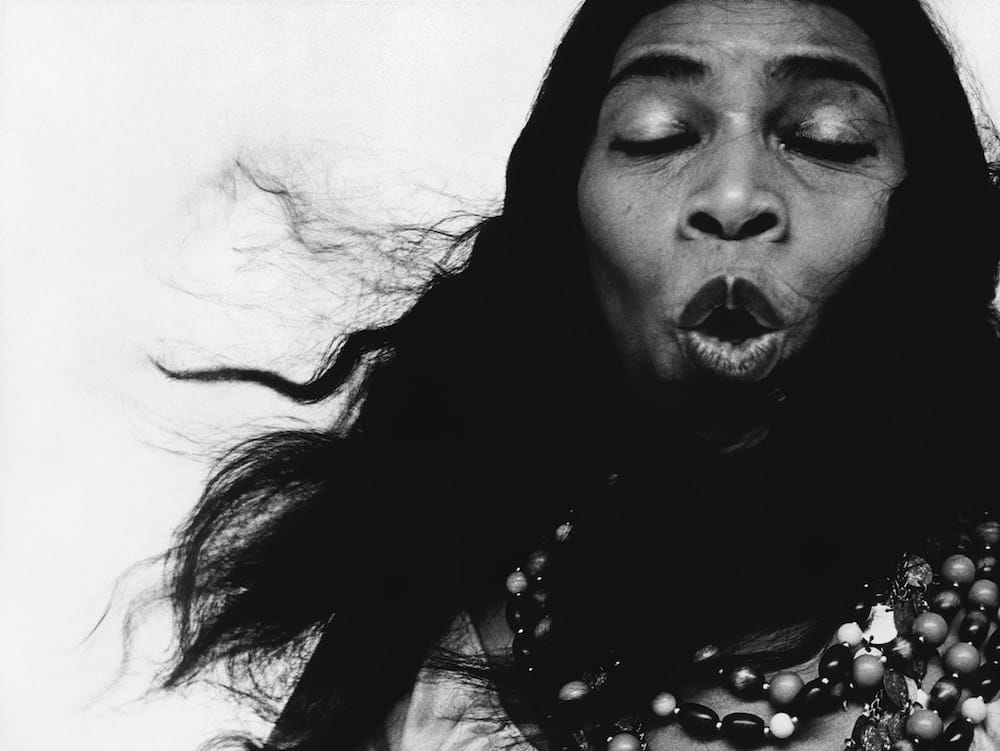 Portrait de la cantatrice Marian Anderson, cheveux au vent et bouche ouverte, par Richard Avedon