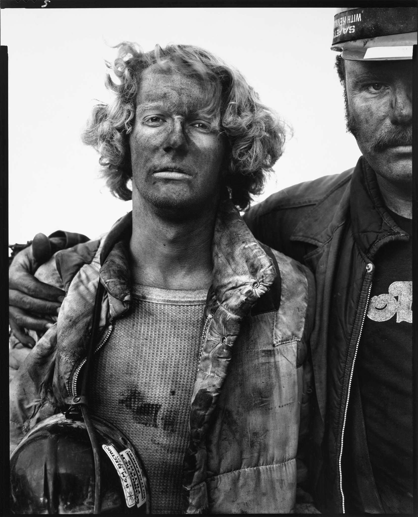 Deux mineurs de charbon au visage noirci, sur fond blanc, portrait de Richard Avedon