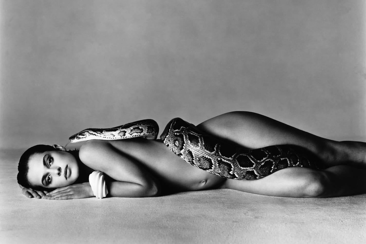 Nastassja Kinski nue enlacée par un serpent, photographie de Richard Avedon pour Vogue
