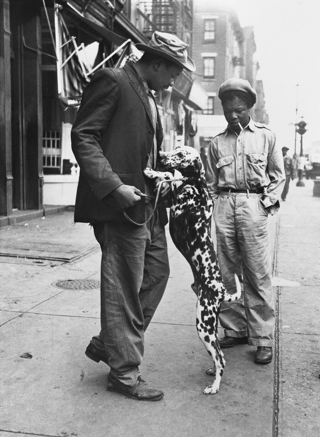 Scène de rue à Harlem photographiée par Richard Avedon en 1949