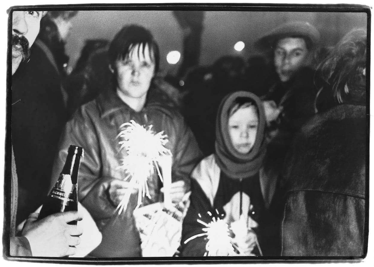 Foule devant la porte de Brandebourg le soir du Nouvel An 1989, par Richard Avedon