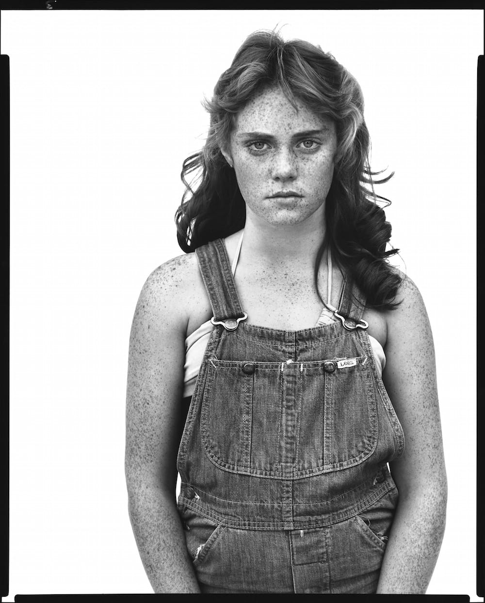 Sandra Bennett, douze ans, de face sur fond blanc, couverture de In the American West de Richard Avedon