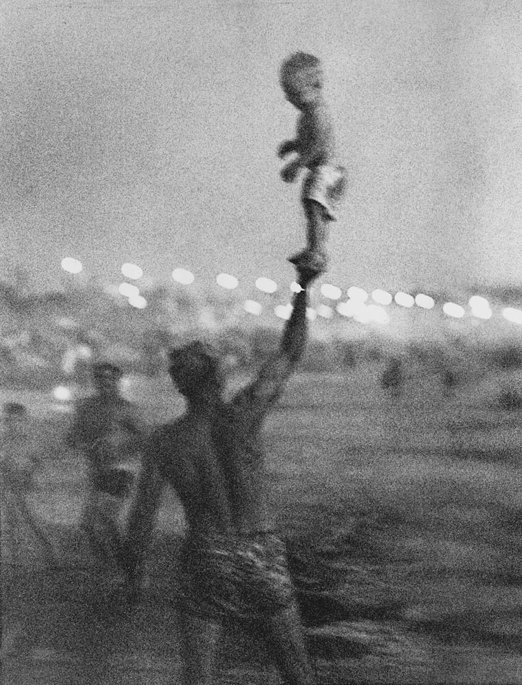 Scène de plage à Santa Monica photographiée par Richard Avedon en 1963