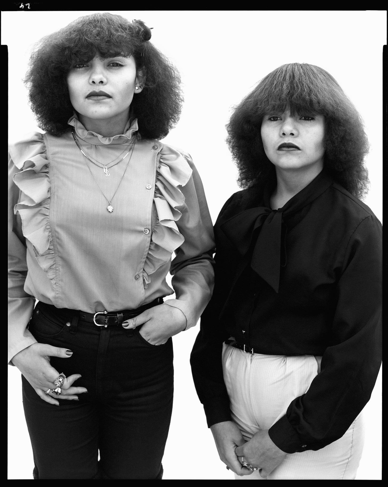 Deux sœurs adolescentes photographiées sur fond blanc par Richard Avedon dans l'Ouest américain