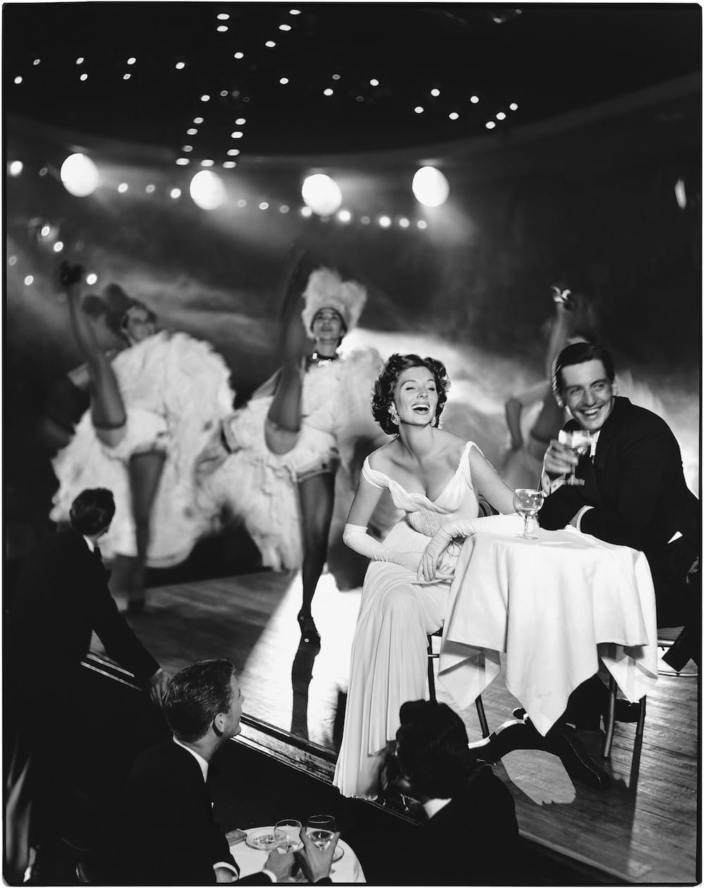 Suzy Parker et Robin Tattersall en soirée au Moulin Rouge, photographie de mode de Richard Avedon