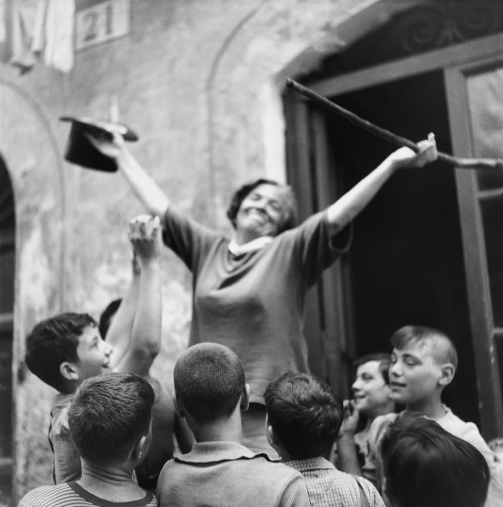 Artiste de rue romain photographié par Richard Avedon en 1946