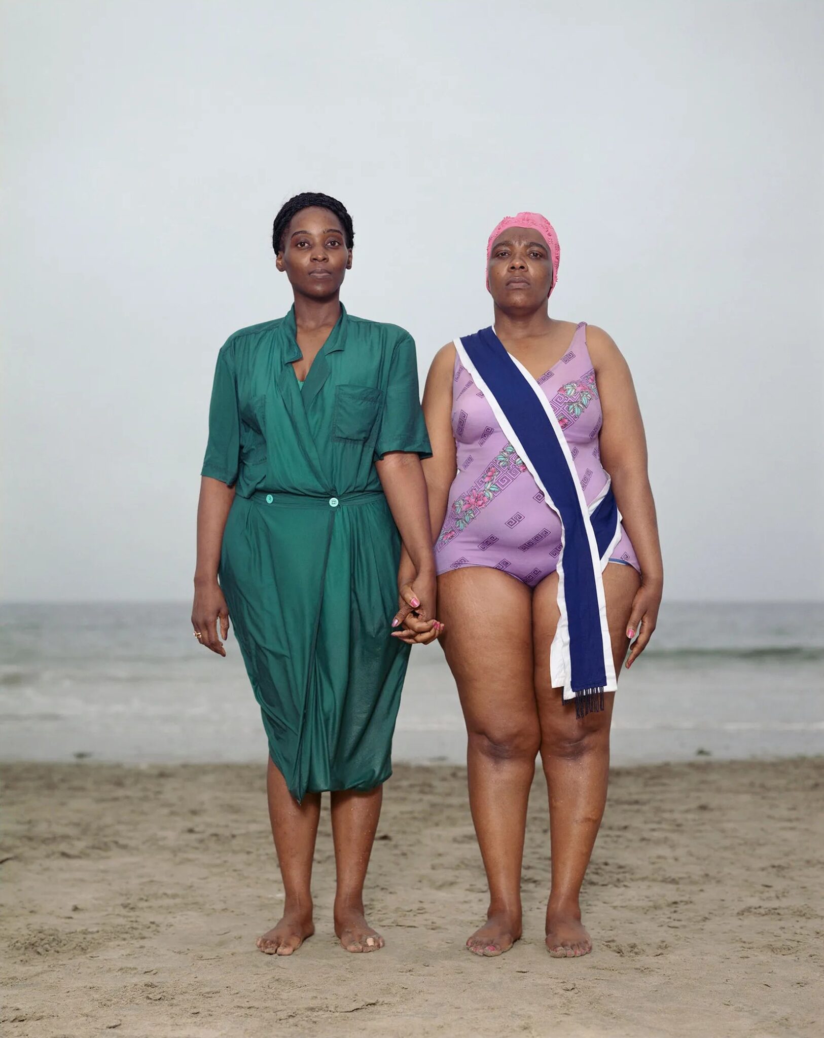 Deux femmes se tenant la main face à l'objectif sur la plage de Coney Island, par Rineke Dijkstra