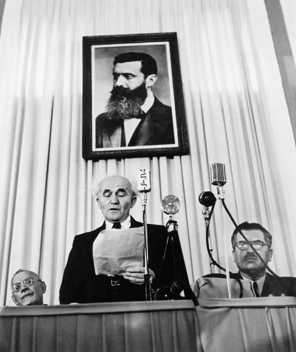 David Ben Gourion lit la proclamation d’indépendance d’Israël