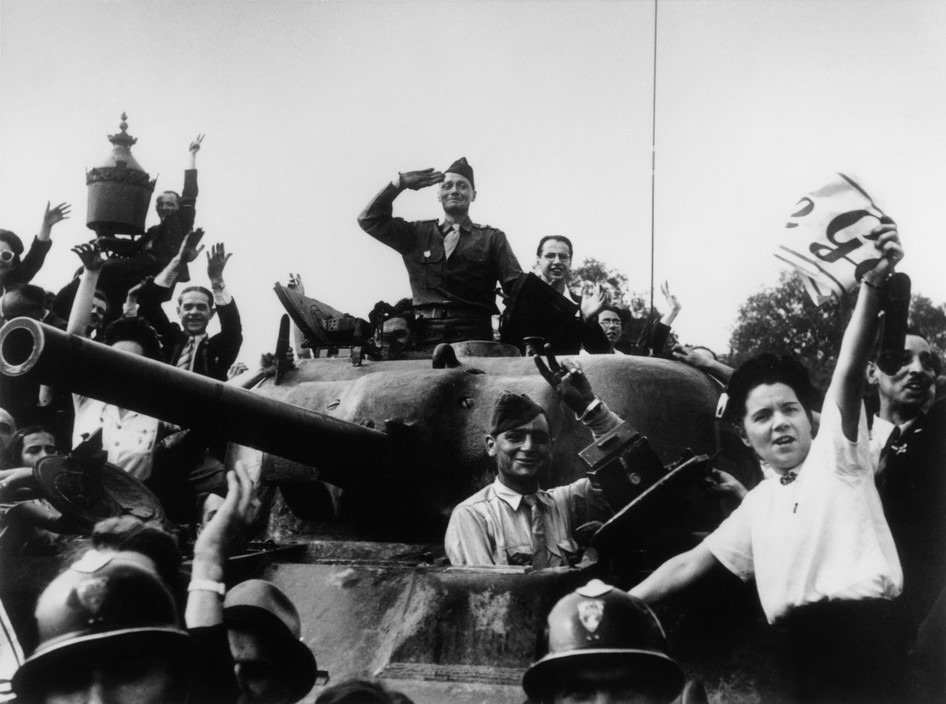 Soldats et civils fêtent la Libération sur les Champs-Élysées