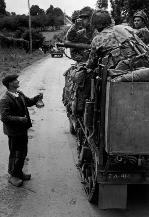 Un paysan offre du cidre à des soldats américains