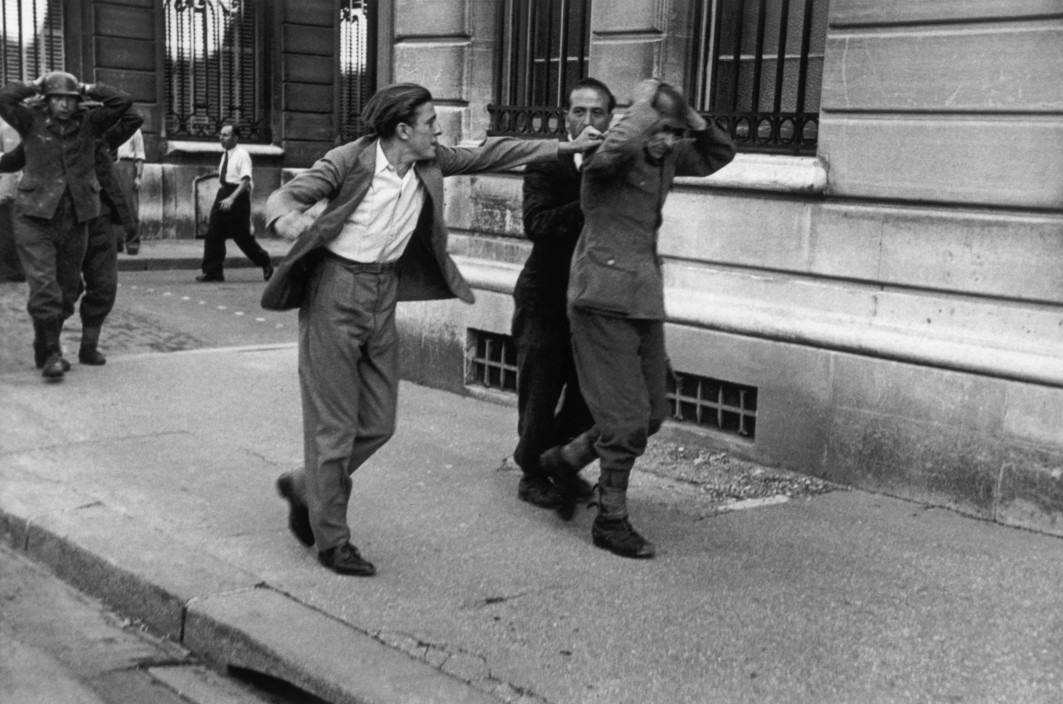 Un civil français invective un soldat allemand prisonnier