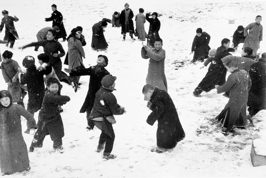 Des enfants jouent dans la neige à Hankou