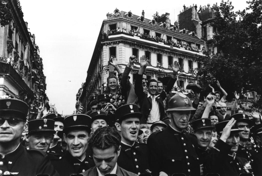 Une foule compacte remplit les Champs-Élysées