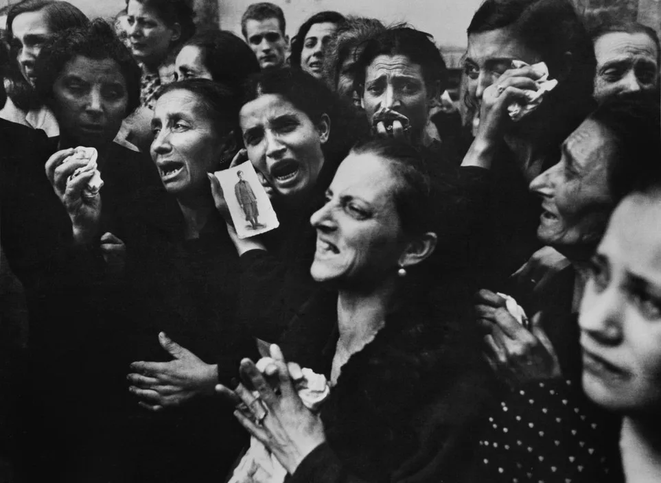 Des femmes pleurent vingt jeunes résistants à Naples
