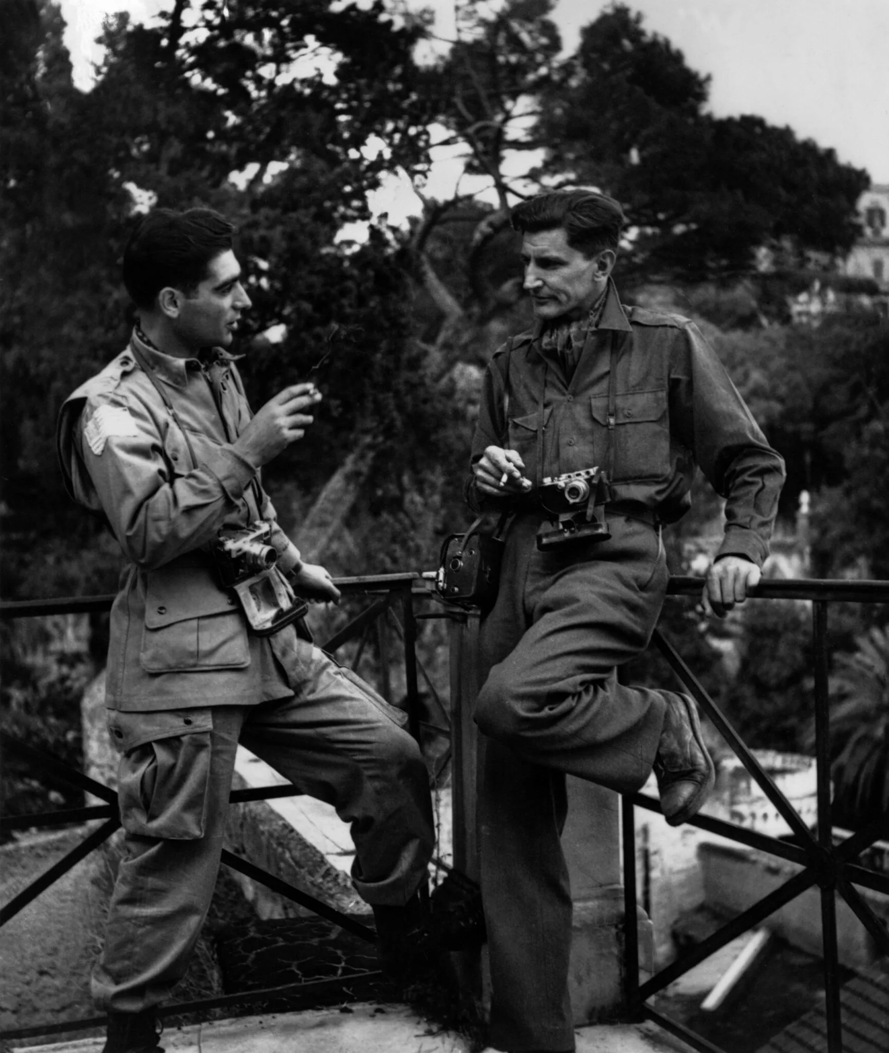 Robert Capa et George Rodger, correspondants de guerre à Naples en 1943