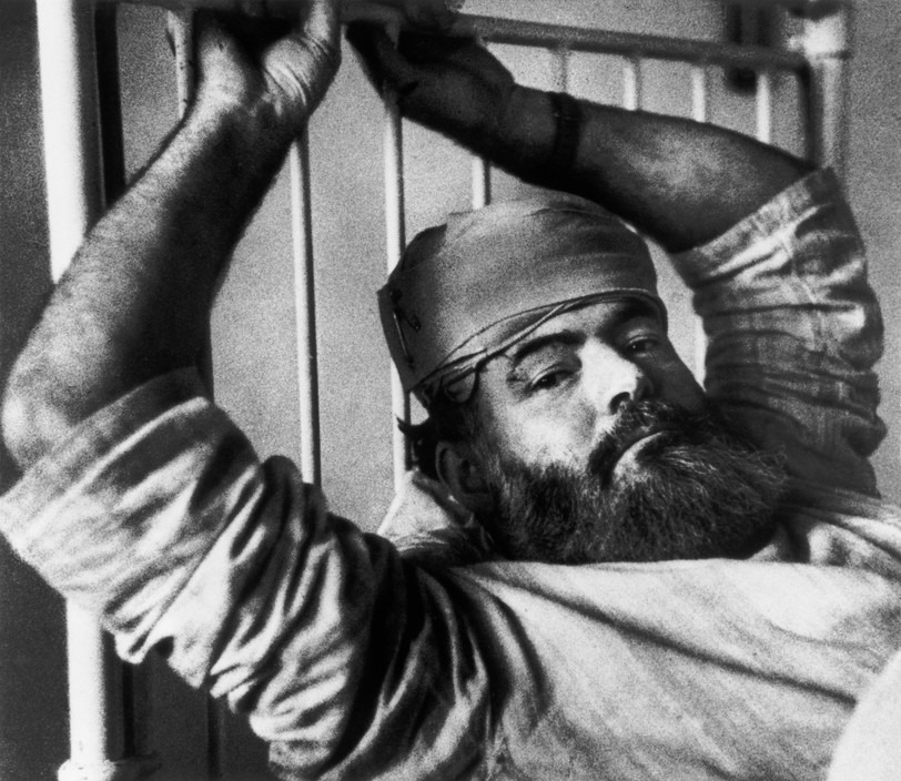 Ernest Hemingway dans un lit d’hôpital à Londres