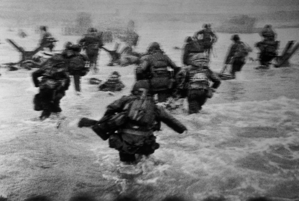 Soldats américains dans l’eau à Omaha Beach