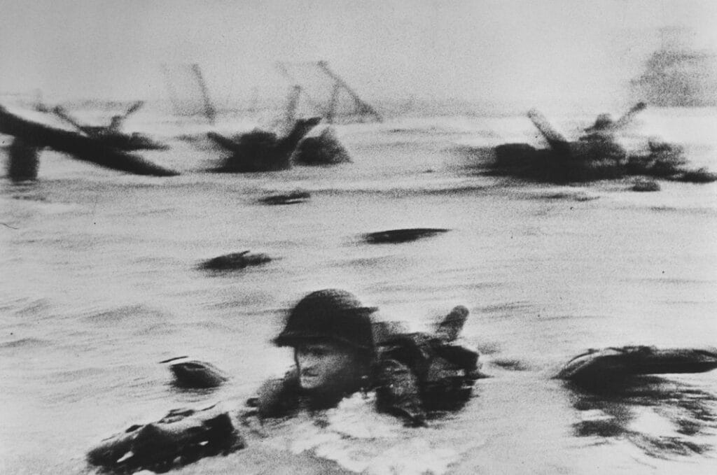 Soldat à demi immergé devant un obstacle à Omaha Beach