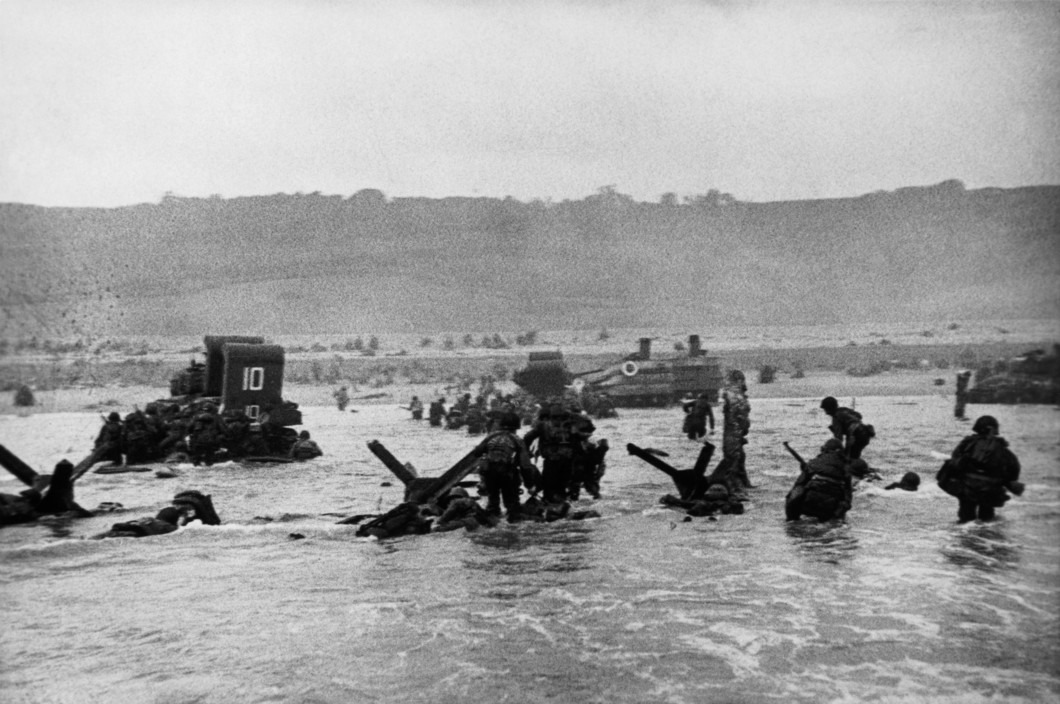 Soldats américains sur Omaha Beach pendant le Débarquement