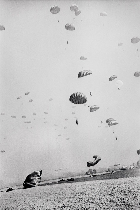Des parachutistes américains atterrissent près de Wesel