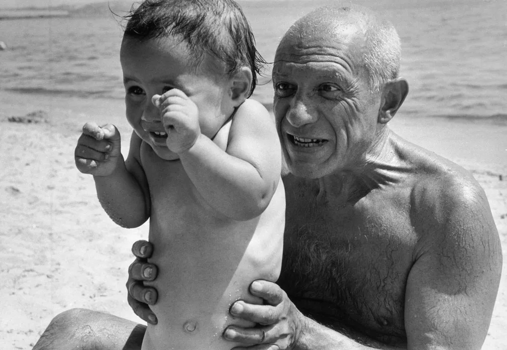 Pablo Picasso avec son fils Claude à Golfe-Juan