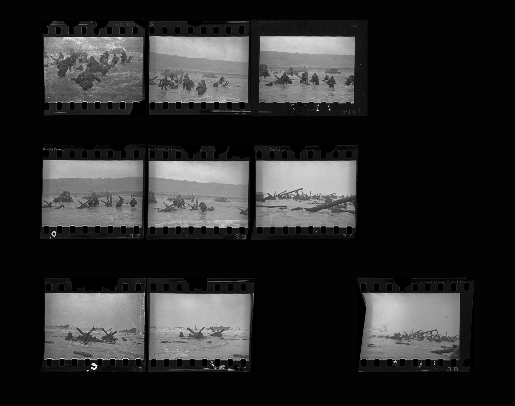 Planche-contact des vues de Robert Capa prises le 6 juin 1944 à Omaha Beach, numérotées de 29 à 38