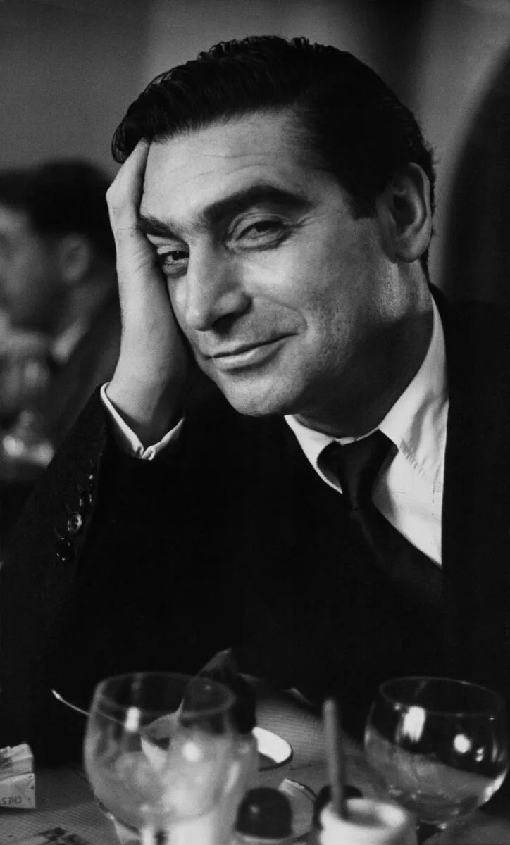 Robert Capa photographié à Paris en 1951