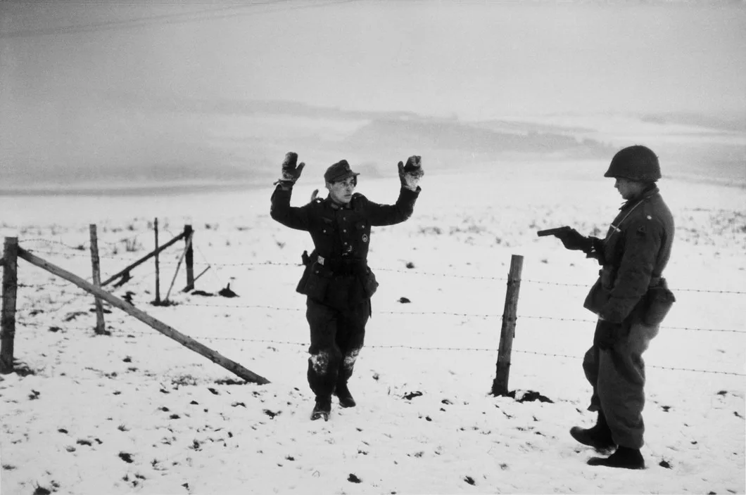 Un soldat américain avec un prisonnier allemand près de Bastogne