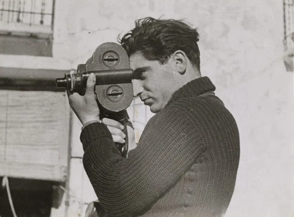 Robert Capa utilise une caméra Eyemo sur le front de Ségovie